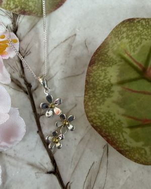 Three Daisy Necklace
