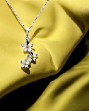 Three Daisy Necklace