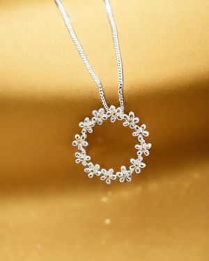 Circular Daisy Necklace