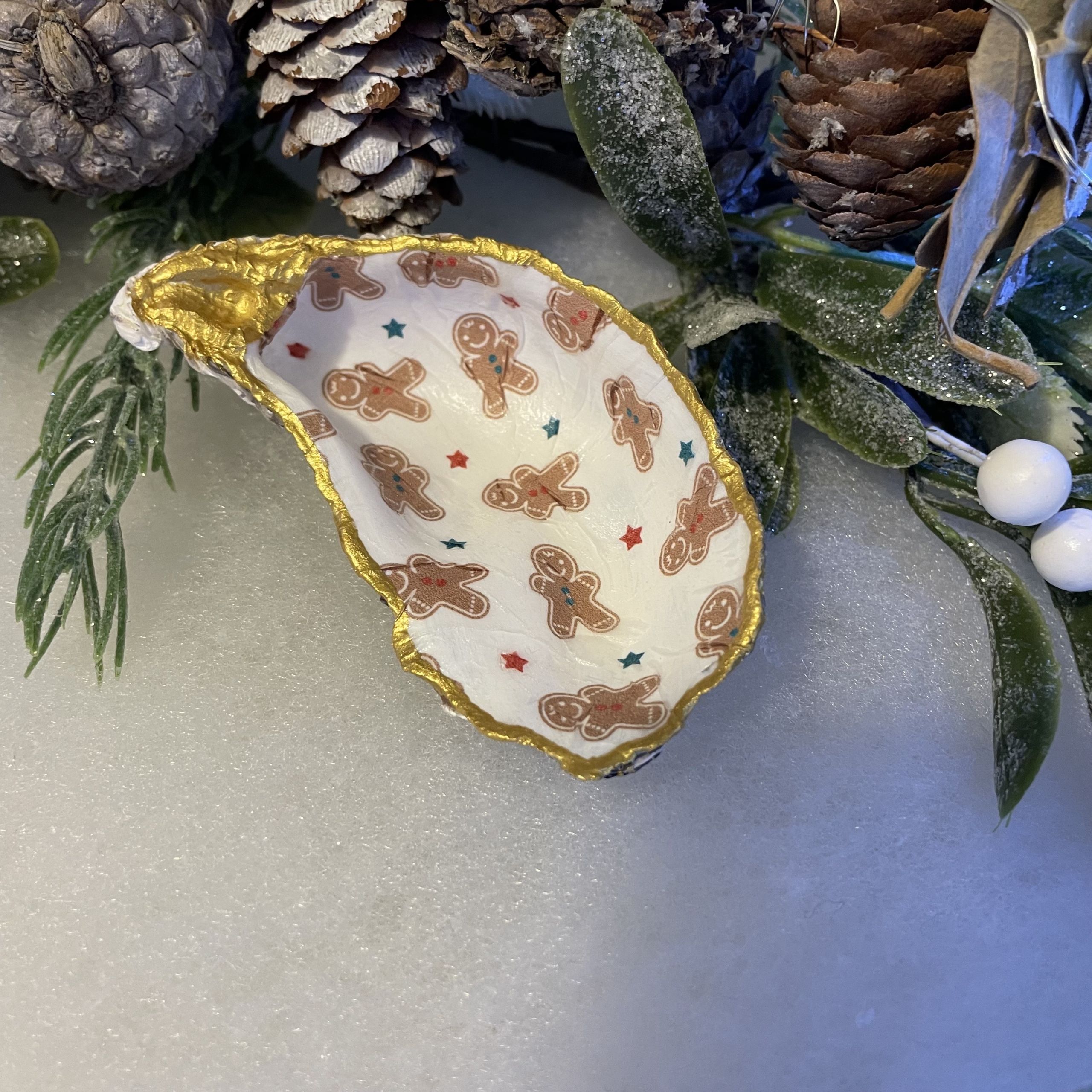 Christmas Gingerbread Men Oyster Shell